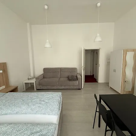 Deutscher Hof Гостевой дом Плауэн